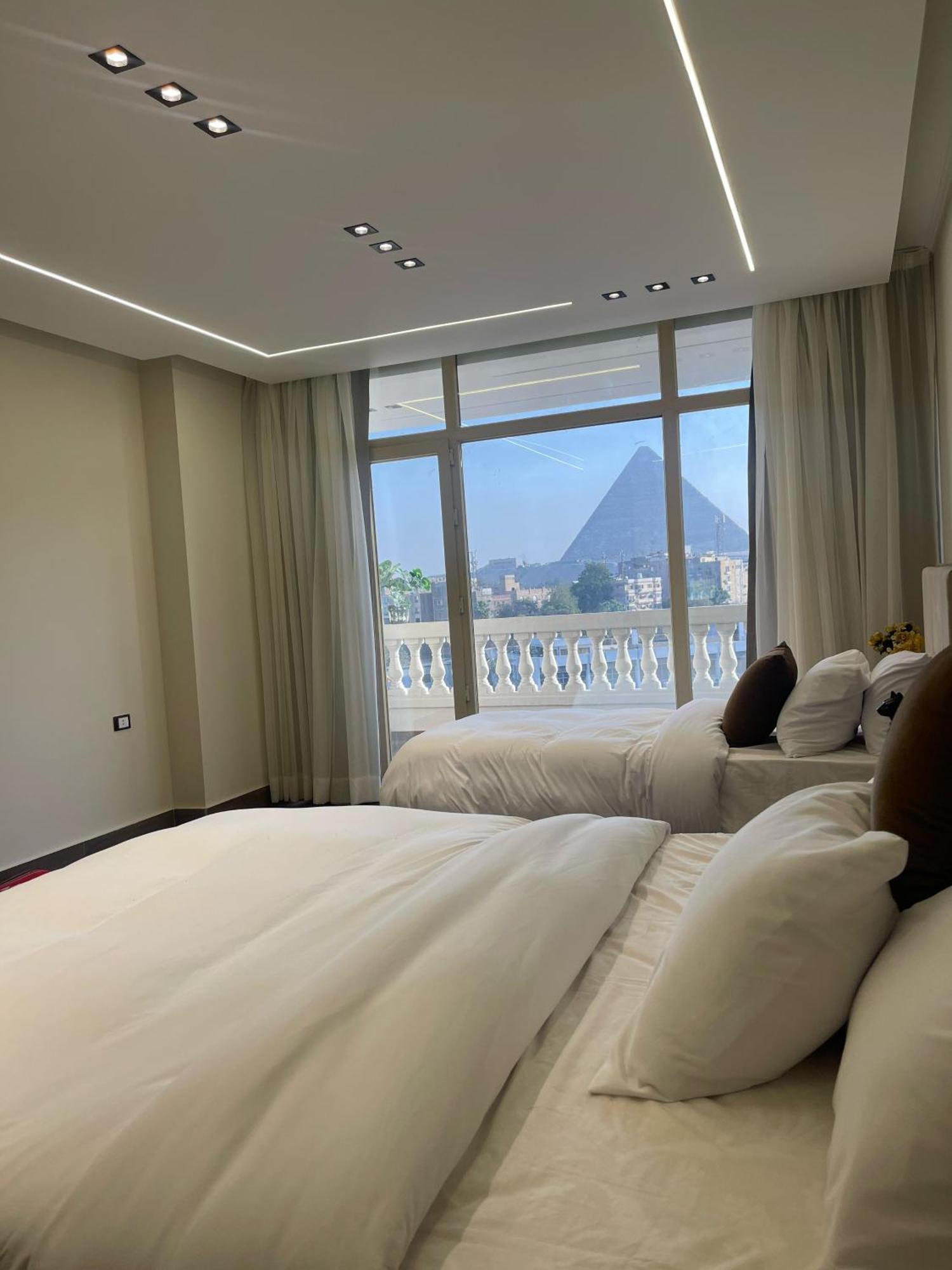 Roone Pyramids Gust House 4*