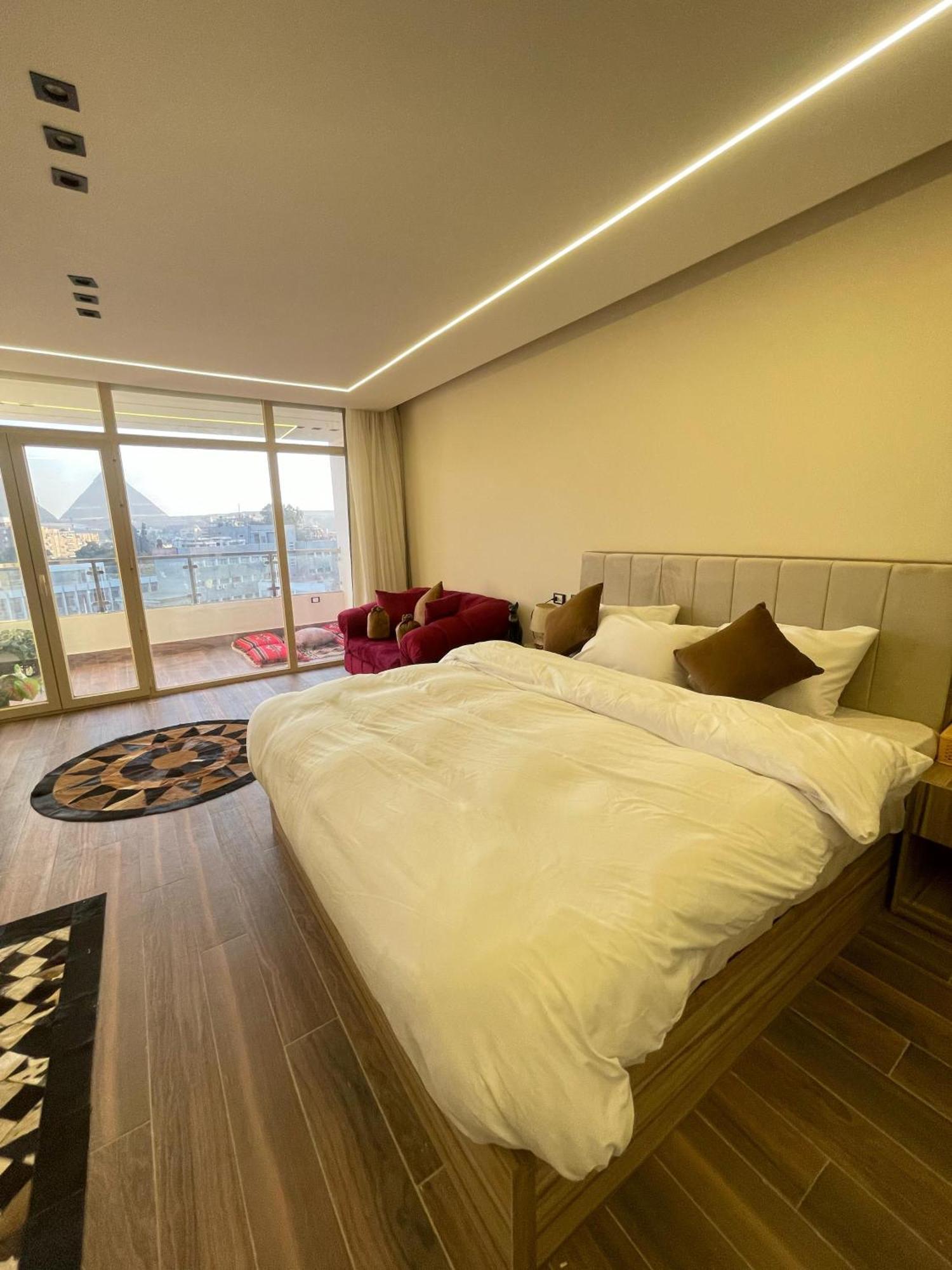 Roone Pyramids Gust House Hotel