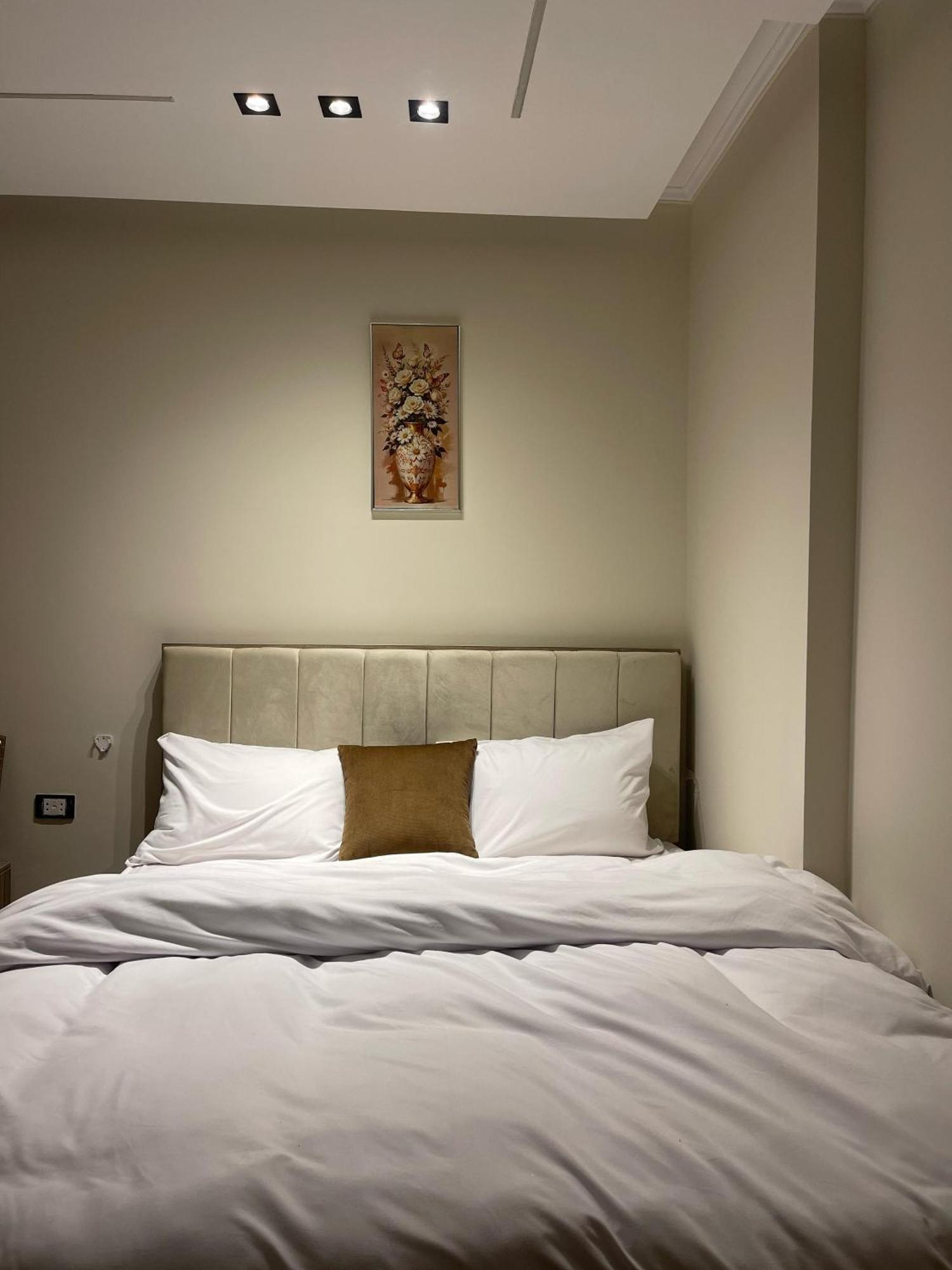 Roone Pyramids Gust House Hotel