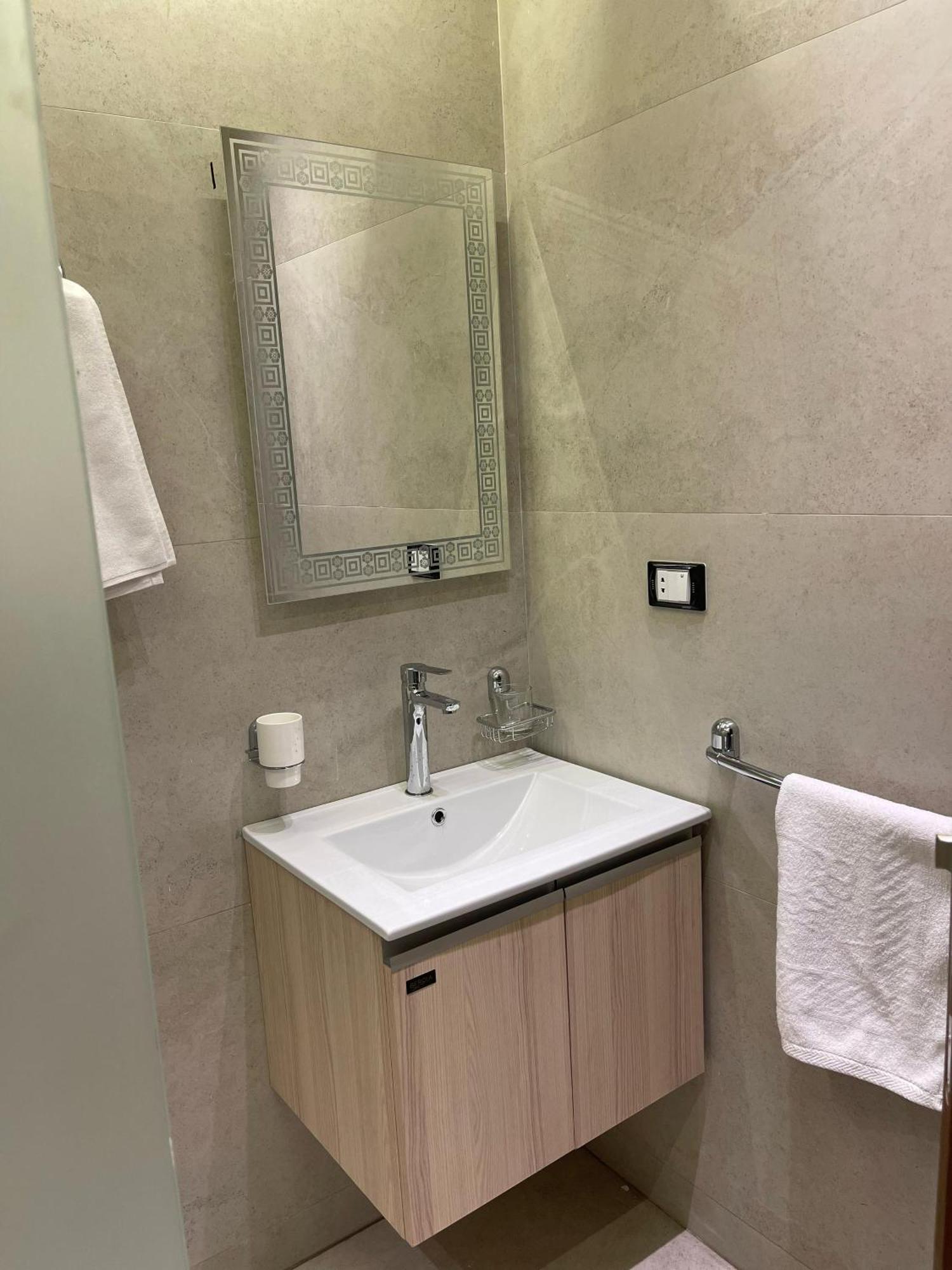 Roone Pyramids Gust House Hotel