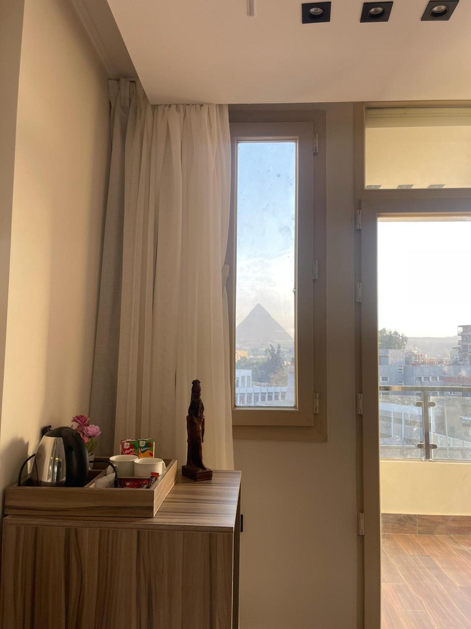 Roone Pyramids Gust House Hotel